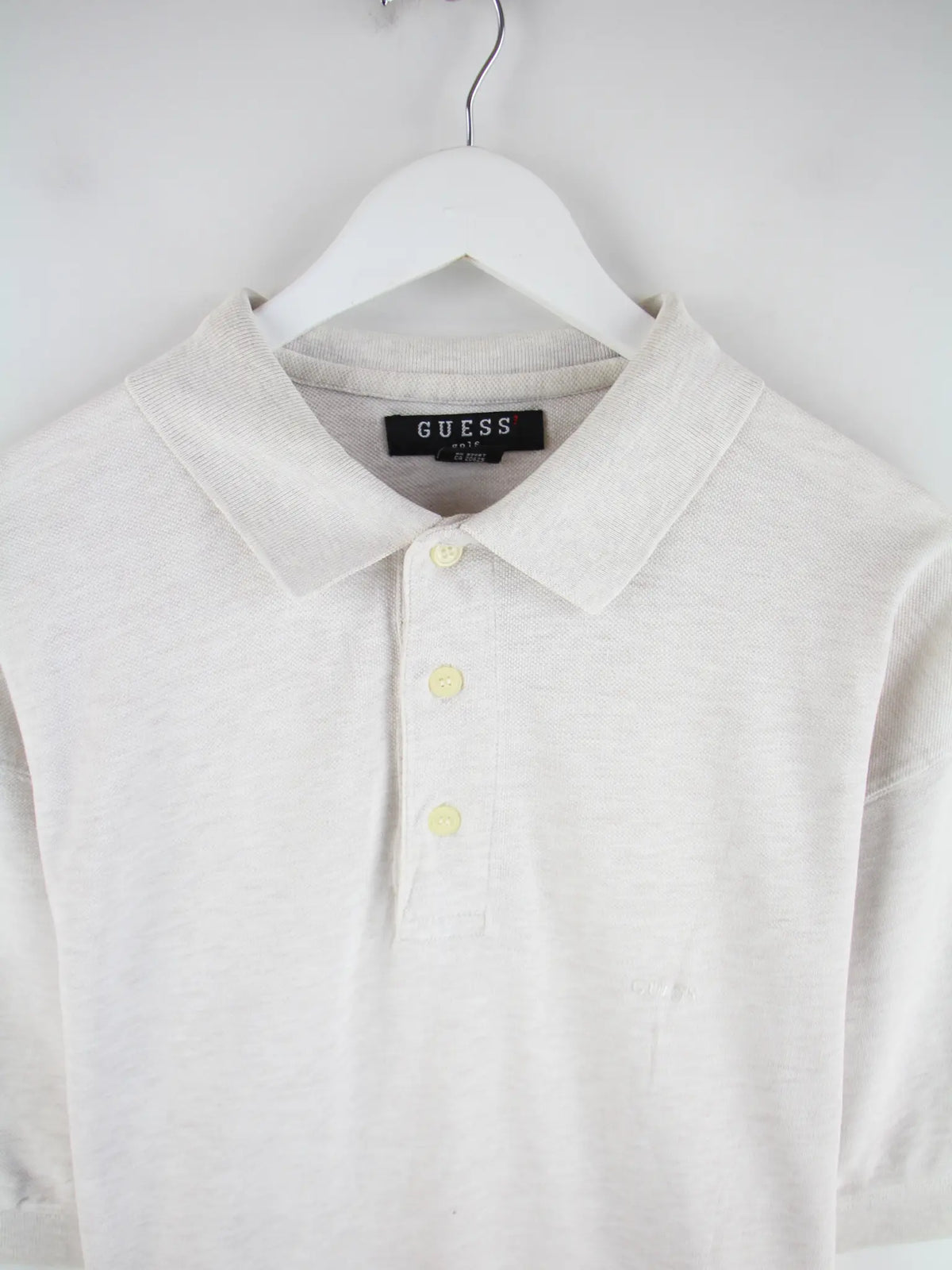 Guess Polo Beige L – Detailansicht Vorderseite