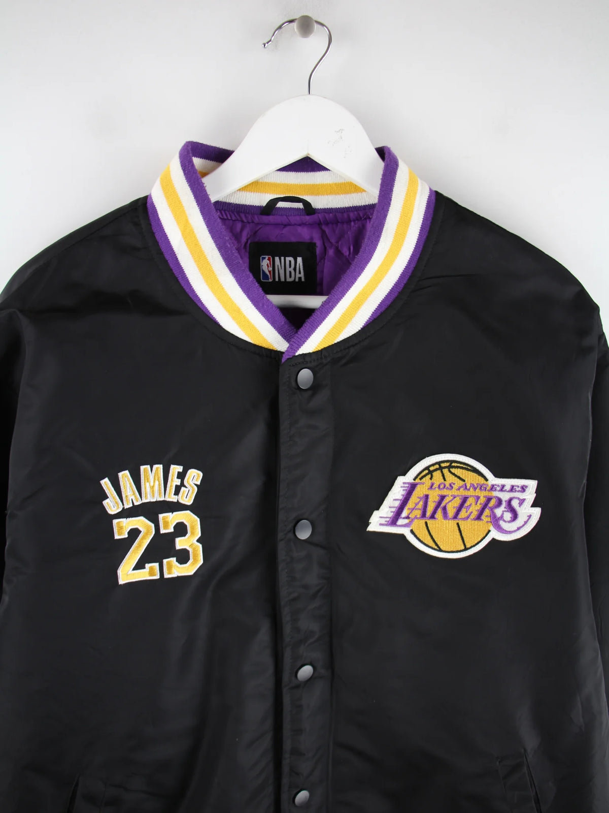 NBA Trainingsjacke Schwarz XL – Detailansicht Vorderseite