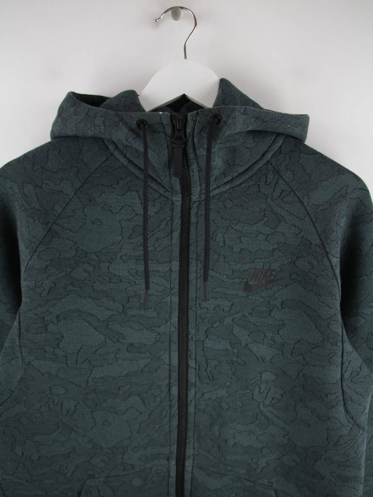 Nike Hoodie Grün M – Detailansicht Vorderseite