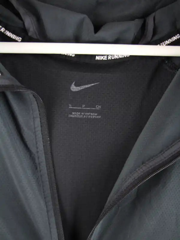 Nike Leichte Jacke Schwarz S – Detailansicht Vorderseite