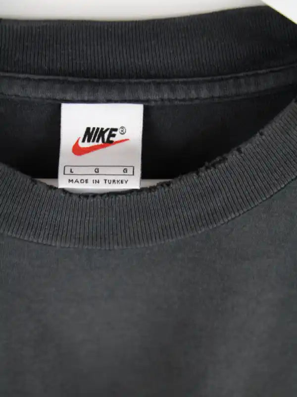 Nike T-Shirt Schwarz L – Detailansicht Vorderseite