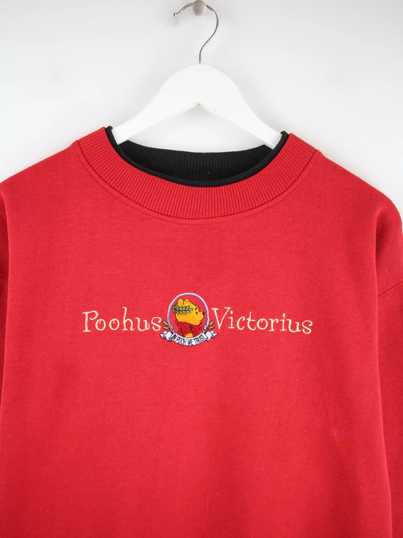Pooh Sweater Rot XL – Detailansicht Vorderseite