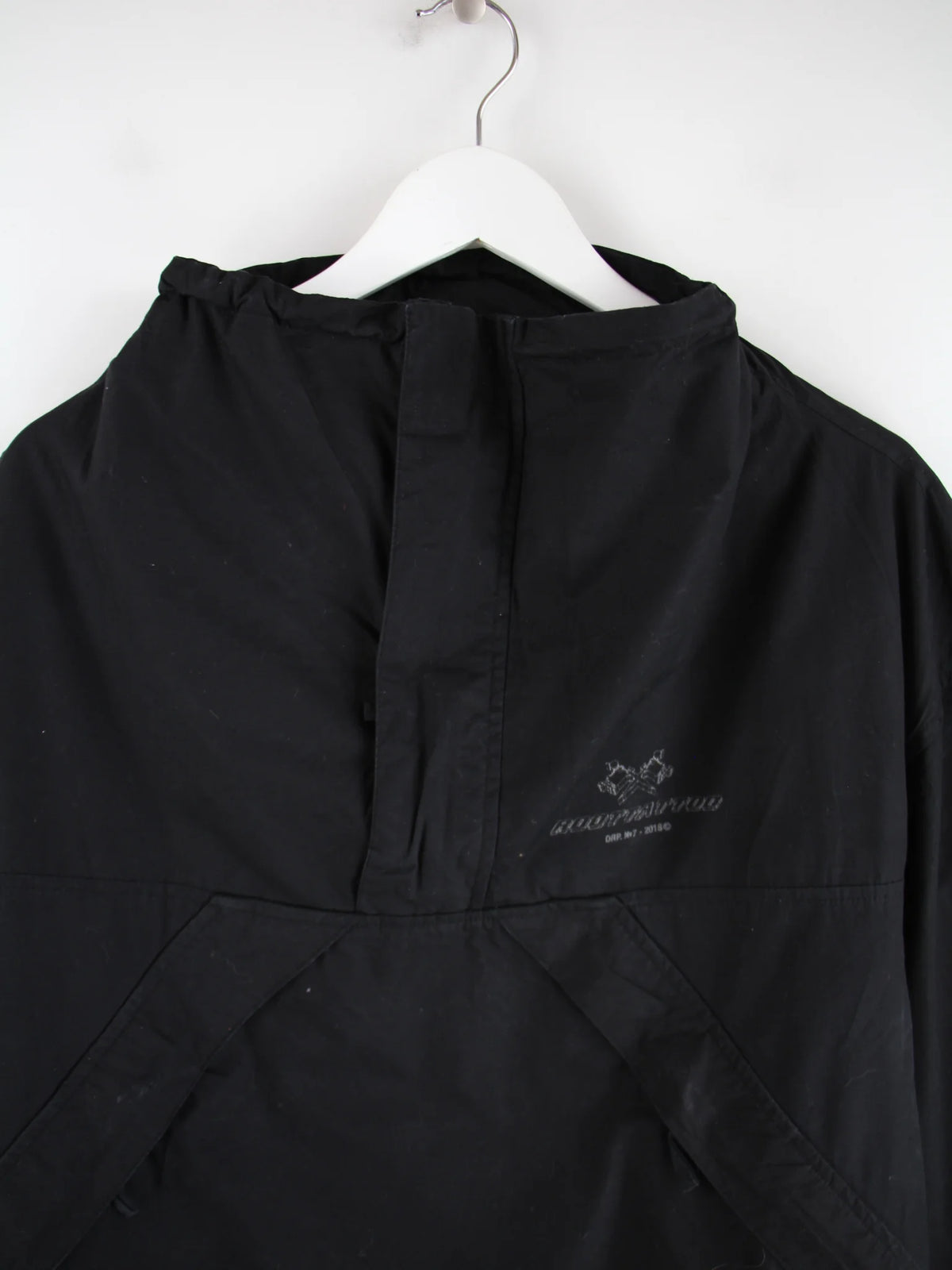 Roottattoo Windbreaker Schwarz XL – Detailansicht Vorderseite
