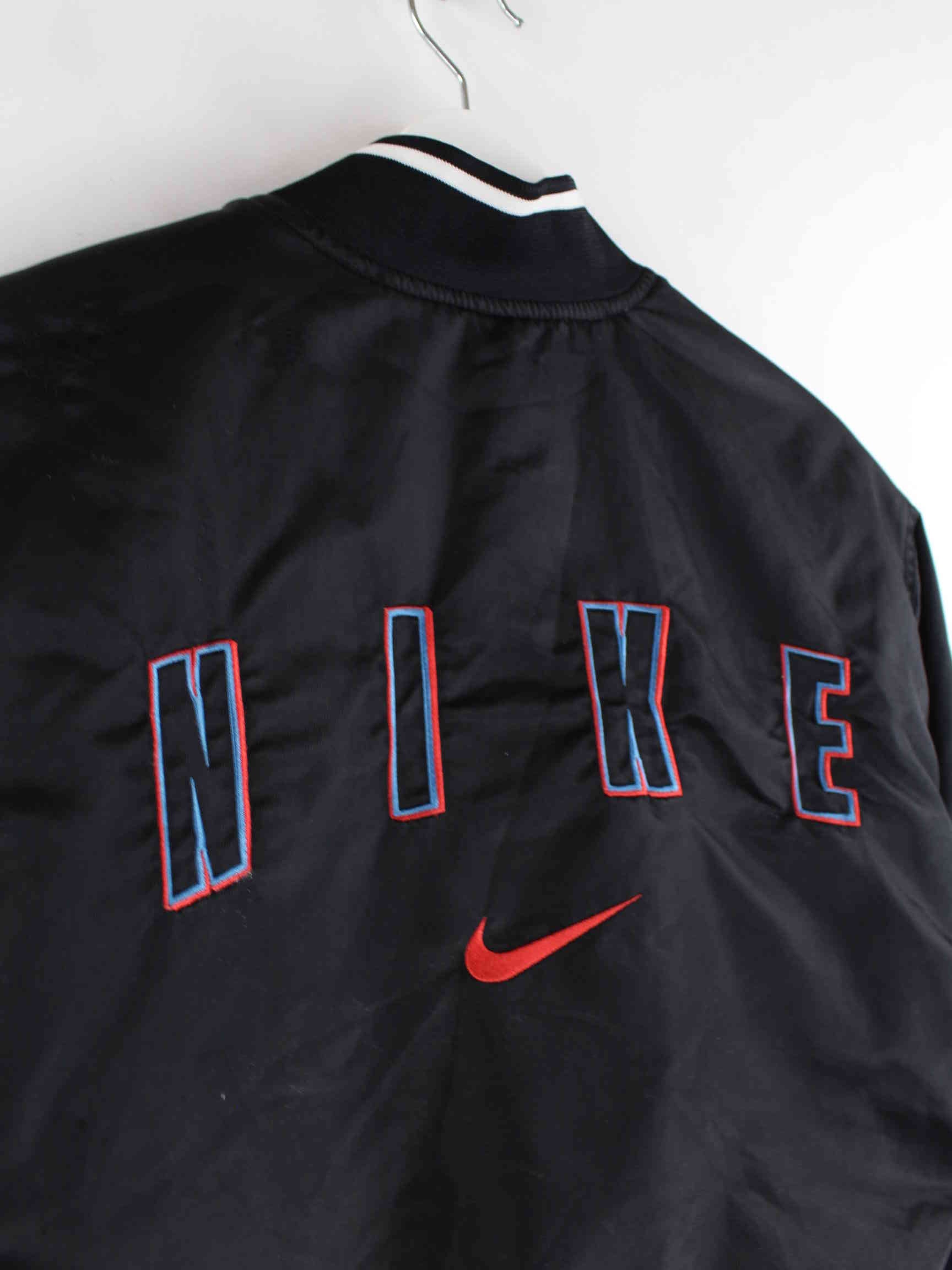 Nike 90s Vintage Spellout Center Swoosh Bomber College Jacke Schwarz M (detail image 3)