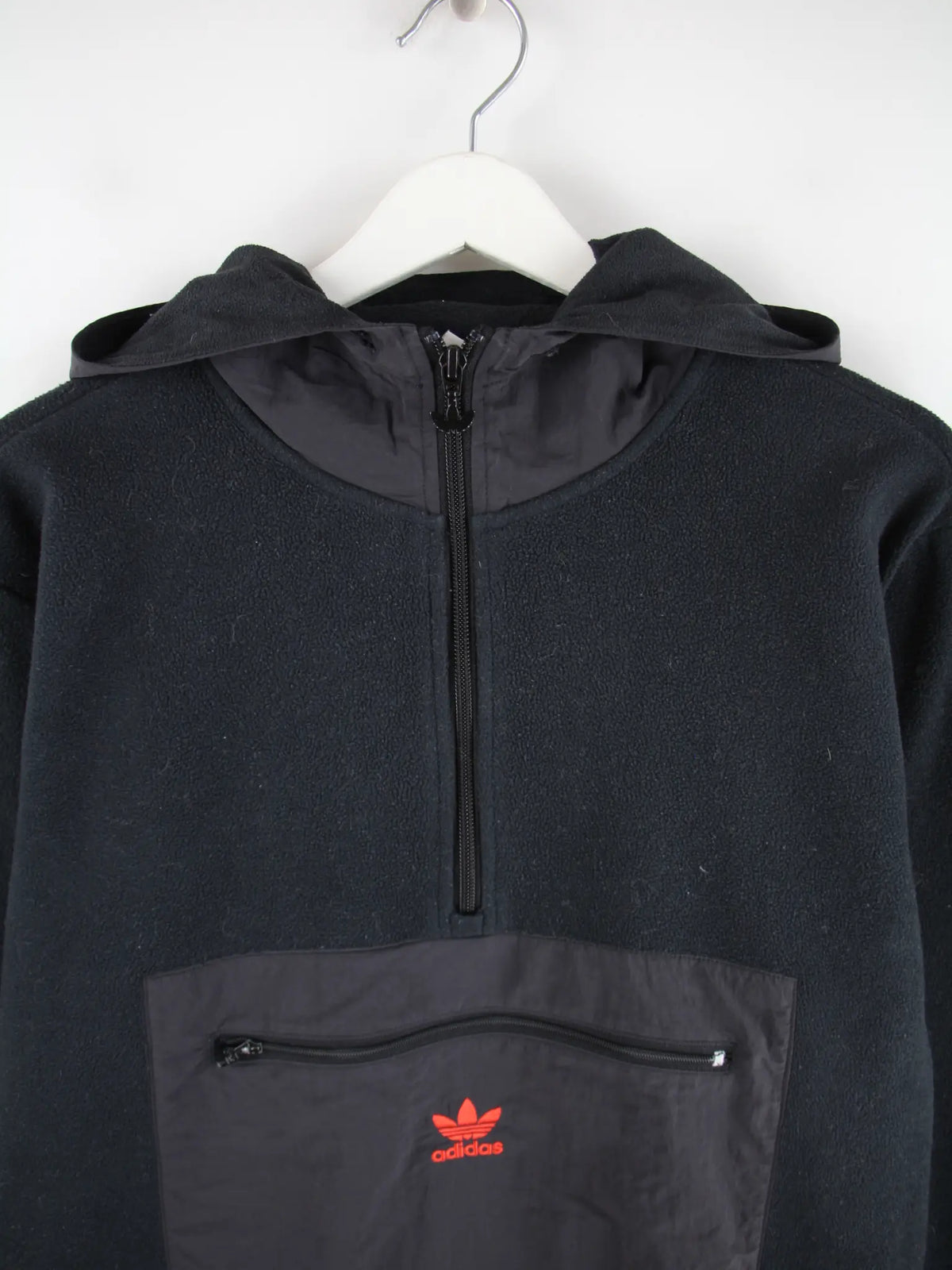 Adidas Fleece Schwarz S – Detailansicht Vorderseite