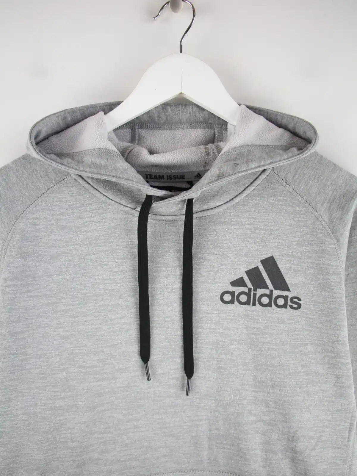 Adidas Hoodie Grau M – Detailansicht Vorderseite