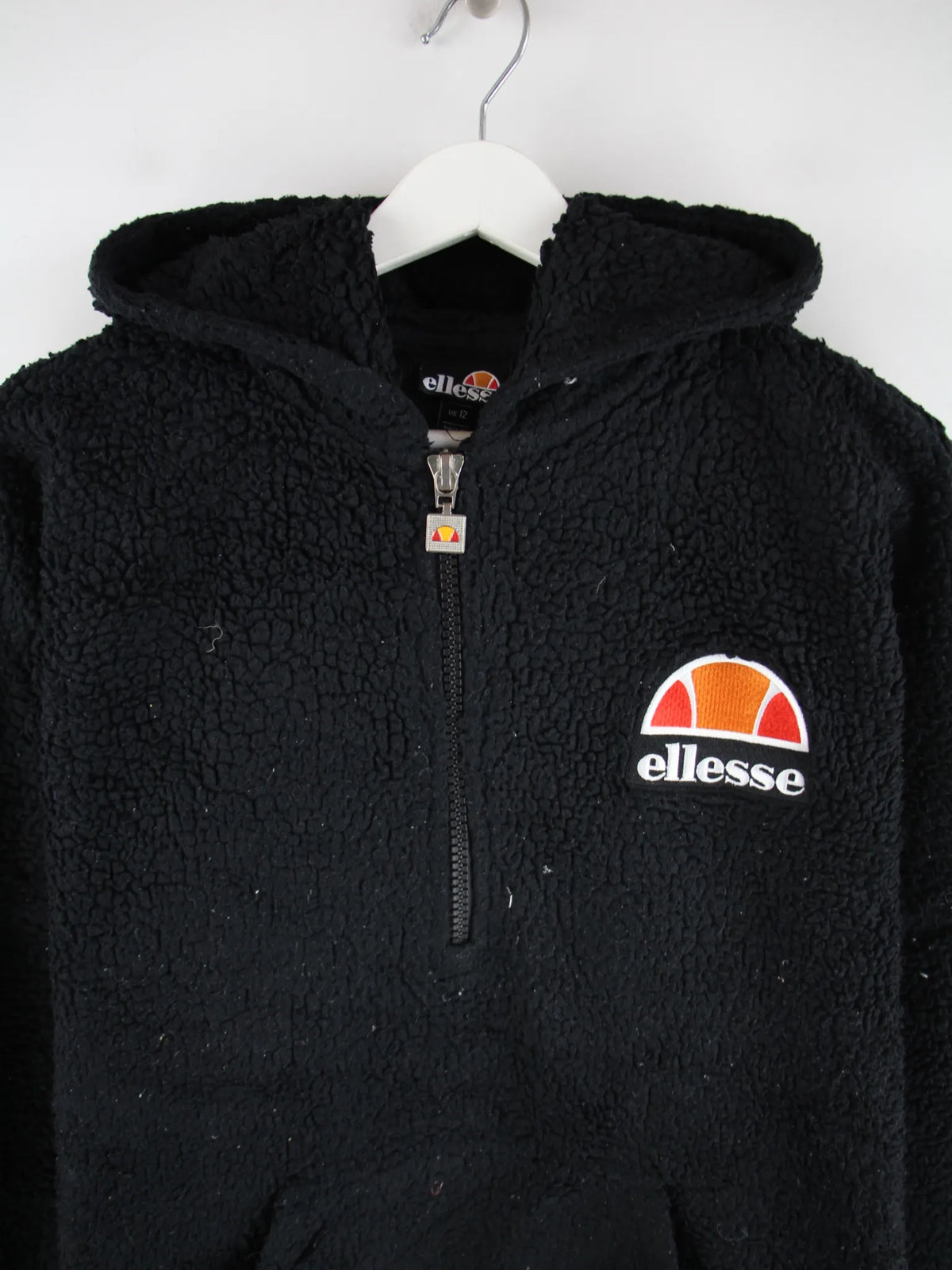 Ellesse Fleece Schwarz M – Detailansicht Vorderseite