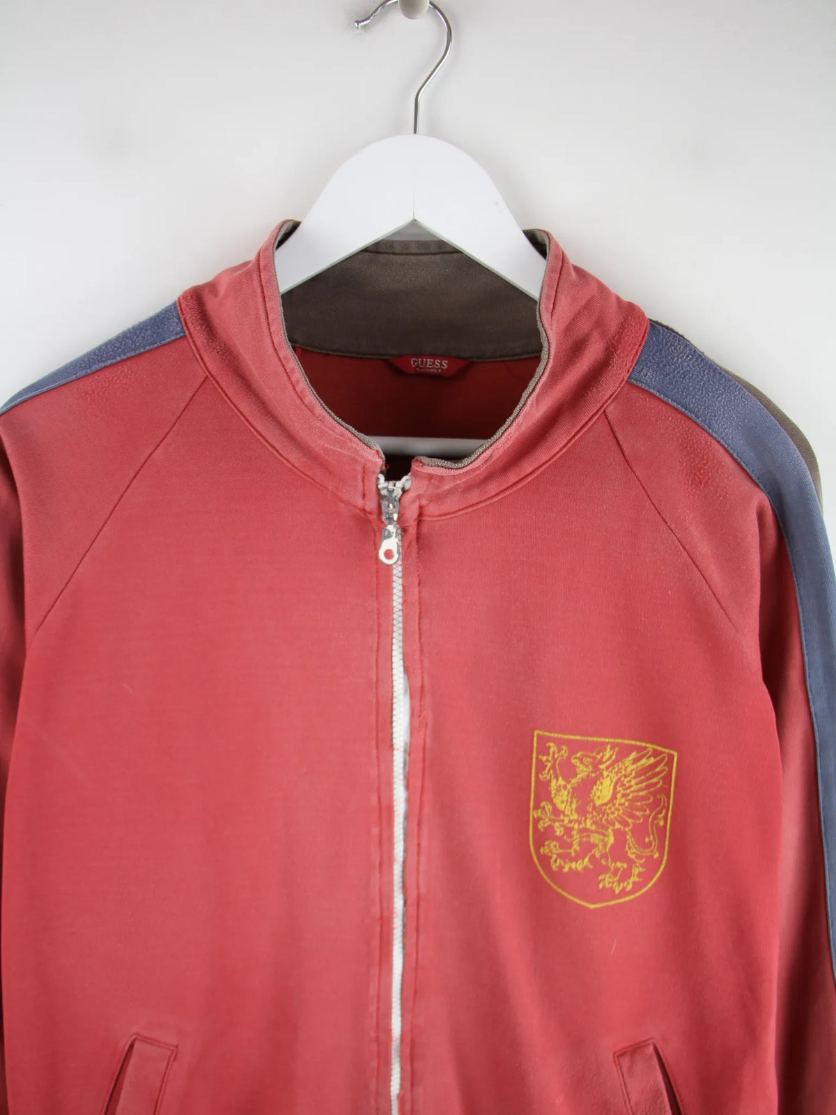 Guess Sweatjacke Rot L – Detailansicht Vorderseite