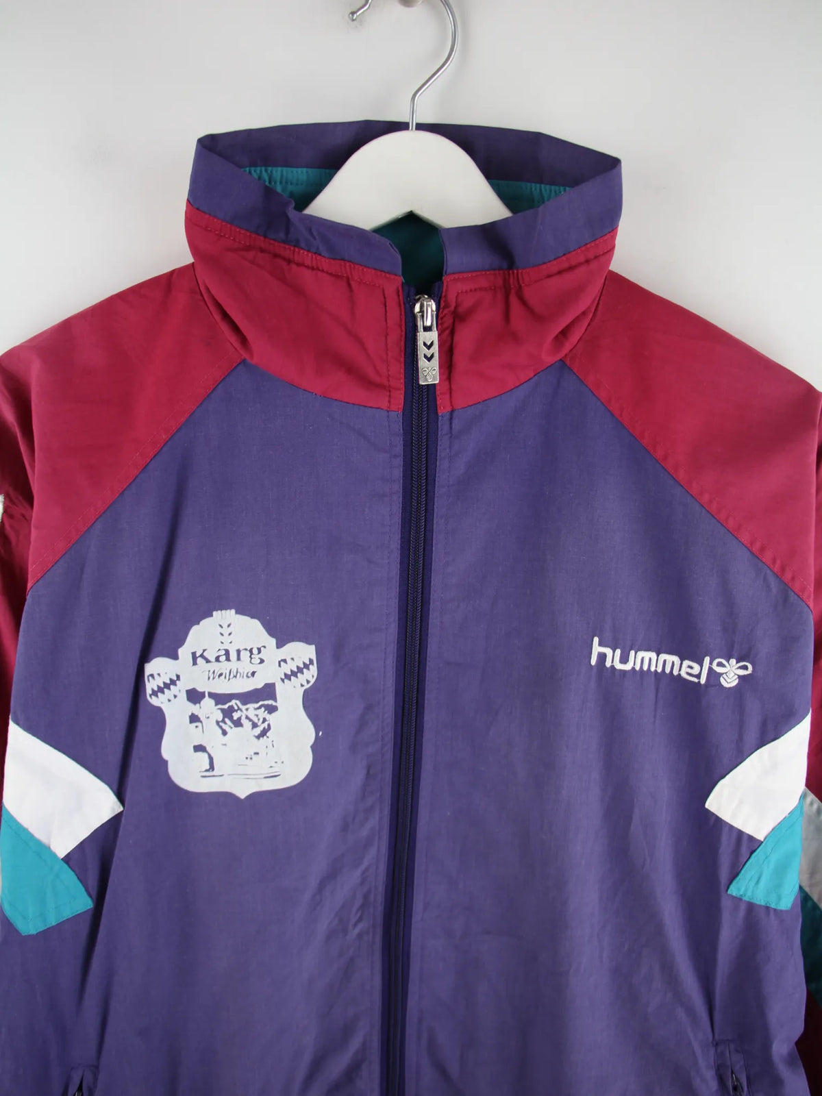 Hummel Trainingsjacke Lila L – Detailansicht Vorderseite