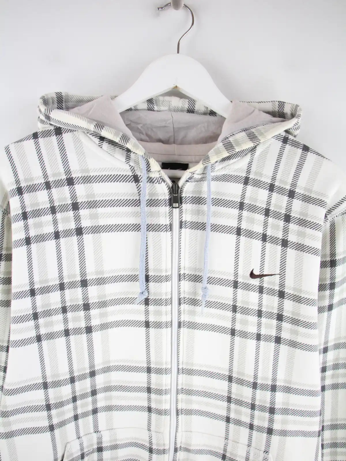 Nike Hoodie Weiß L – Detailansicht Vorderseite