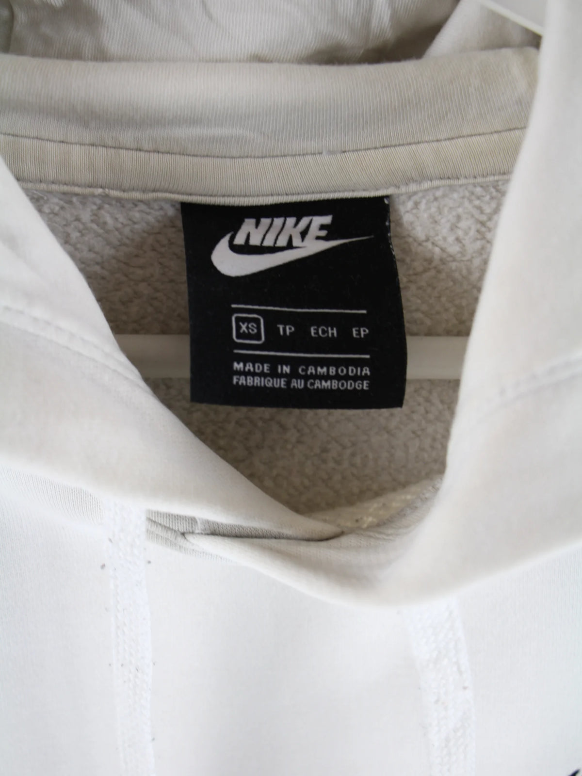 Nike Hoodie Weiß XS – Detailansicht Vorderseite