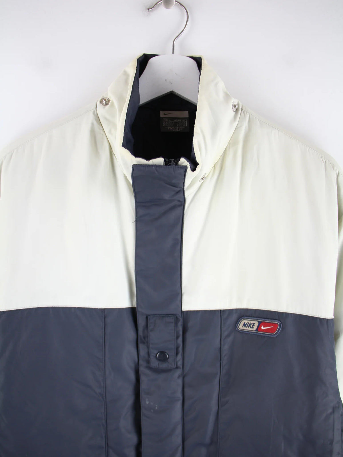 Nike Jacke Mehrfarbig L – Detailansicht Vorderseite