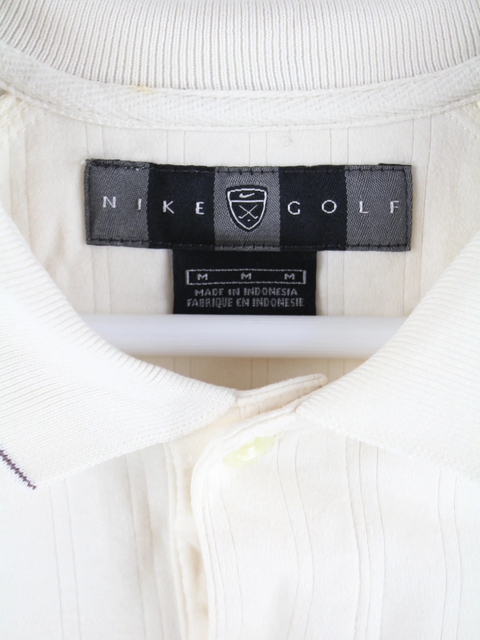 Nike Polo Beige M – Detailansicht Vorderseite