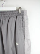 Nike Track Pants Grau L – Detailansicht Vorderseite