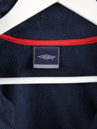 Umbro Fleece Blau L – Etikett