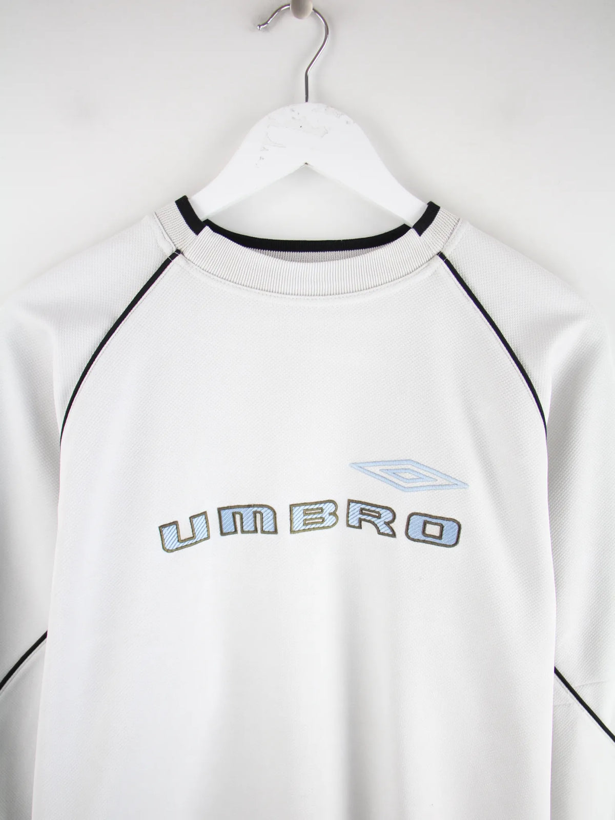 Umbro Sweater Weiß L – Detailansicht Vorderseite