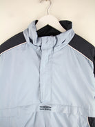 Umbro Windbreaker Blau L – Detailansicht Vorderseite