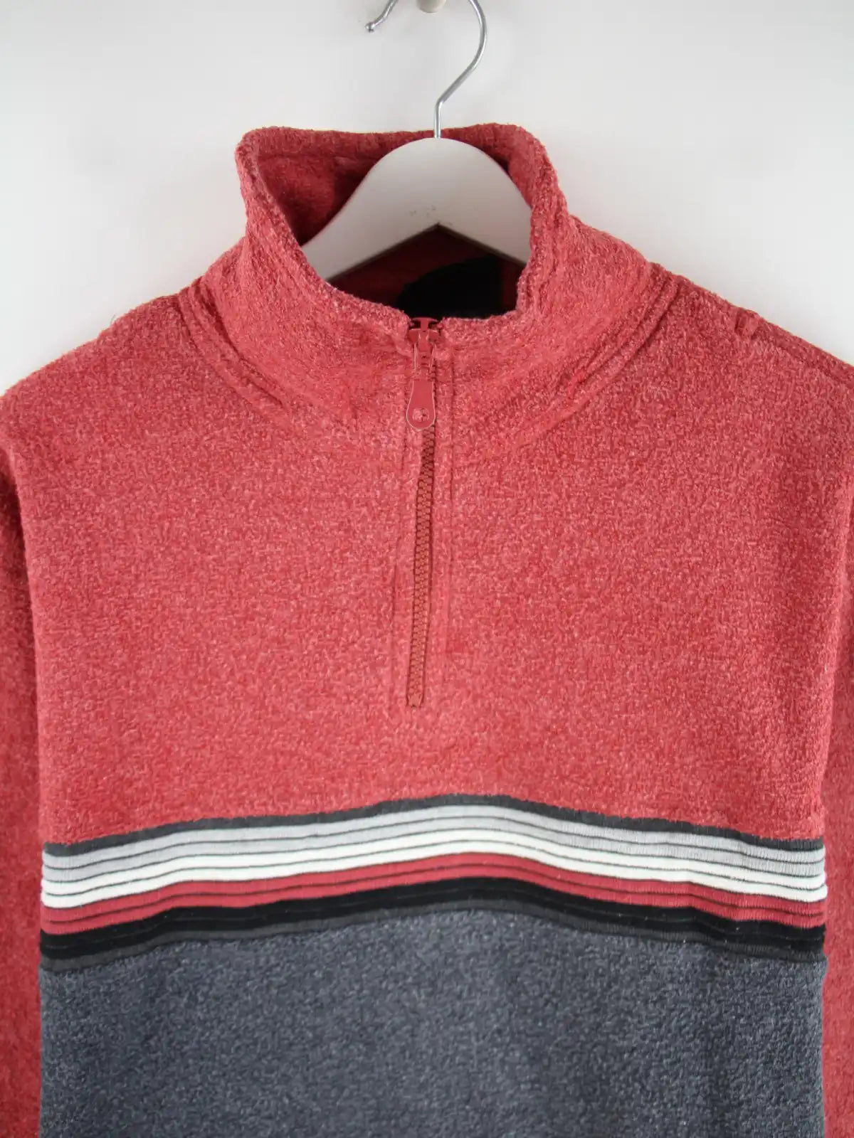 Vintage Fleece Rot M – Detailansicht Vorderseite