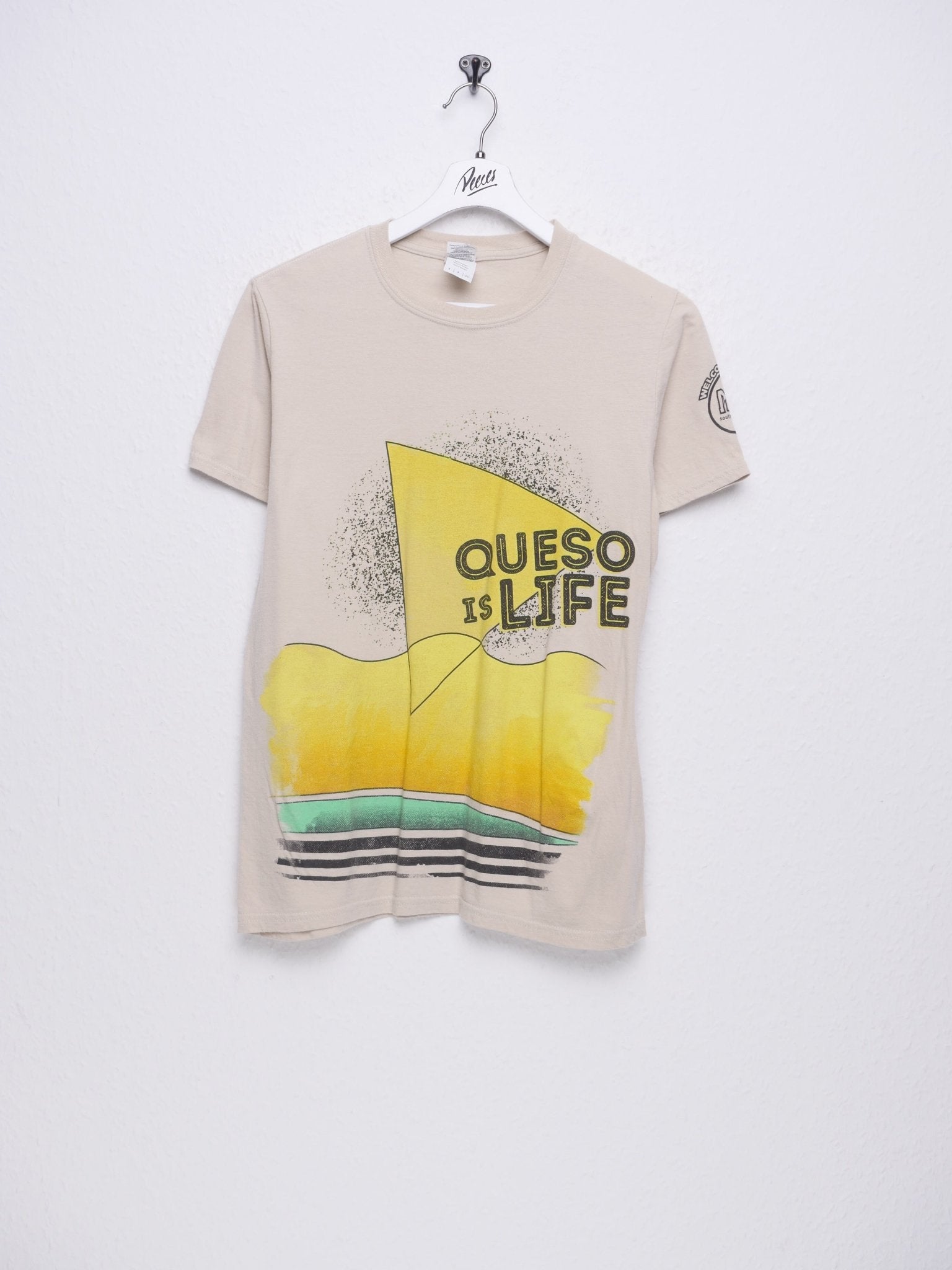 printed Graphic 'Queso is Life' beige Shirt - Peeces